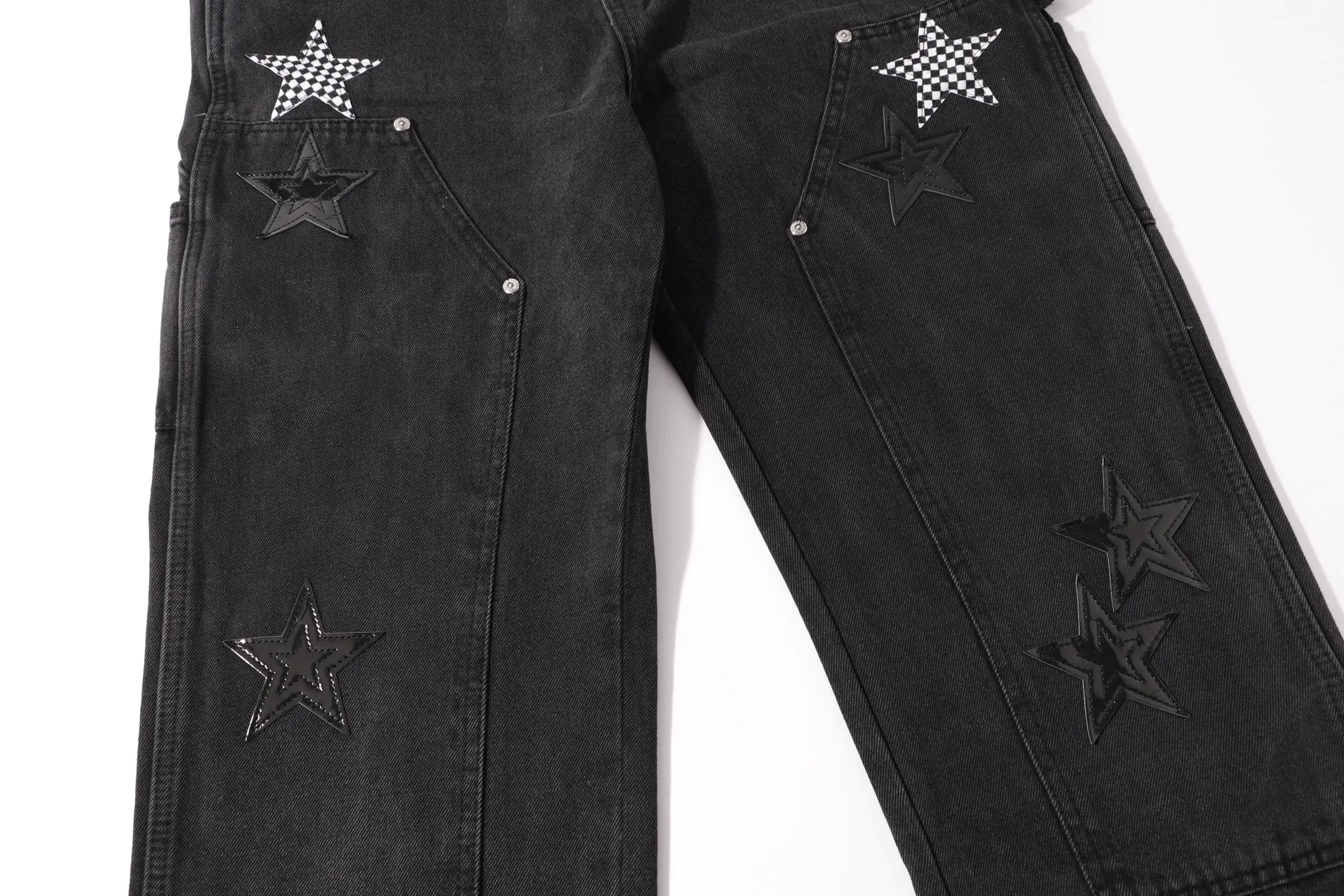 P260 Style number: H44 Croxin & 𝐂𝐡𝐫𝐨𝐦𝐞 𝐇𝐞𝐚𝐫𝐭 ss25 black mosaic star pattern leather denim workwear logging pants. Styles with different washed textures are very friendly to people with thin legs. The slightly flared version perfectly modifies the leg shape. The timeless and moderate length makes it easy to match and match. It is the basis for various styles and is a must-have in your wardrobe! The fabric is stiff but also makes the upper body soft without losing texture. The washing process is even more perfect. It is a must-have item for everyone! ! ! Washed wheat, hang tag, pants label, three labels complete Color: black Size: 30-32-34-36